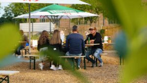 Der Biergarten ist auch unabhängig von den Kino-Veranstaltungen täglich geöffnet.