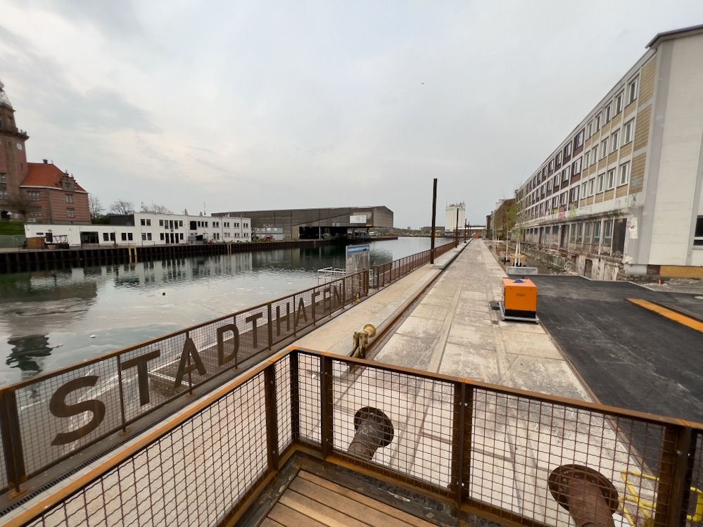 Die neue Hafenpromenade heißt jetzt auch offiziell „Am Stadthafen“.
