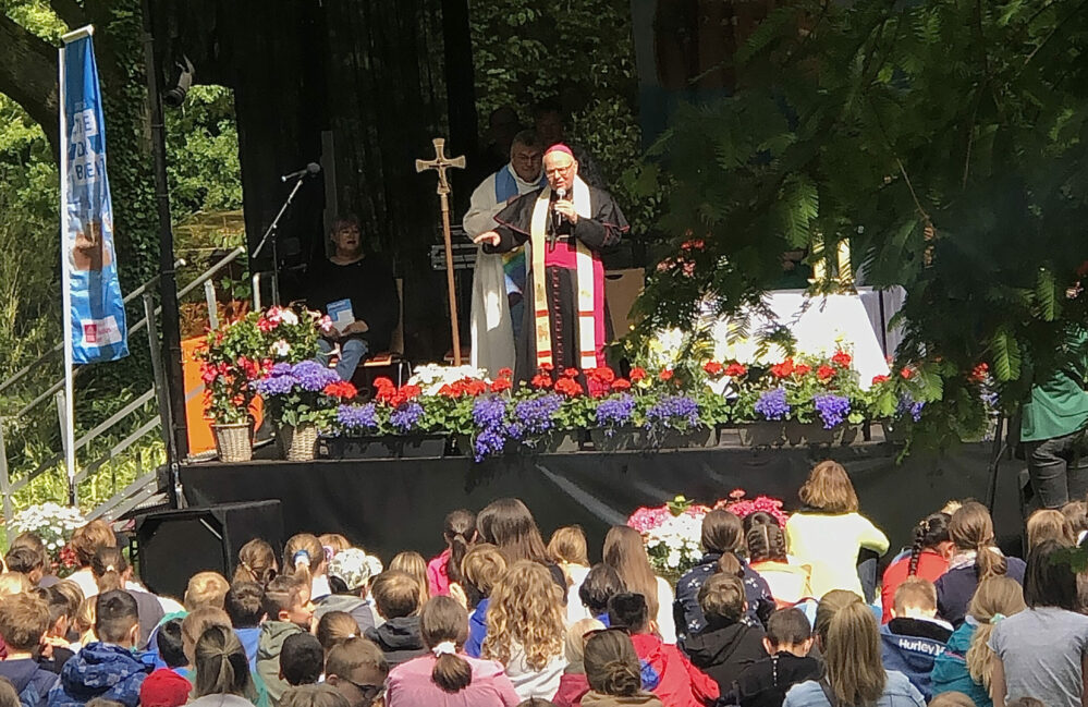 Weihbischof Hubert Berenbrink hält einen Gottesdienst für die Kinder ab