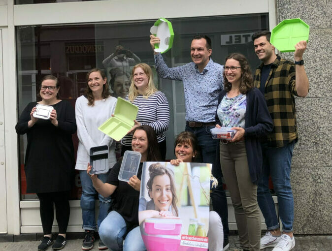 Einige der Teilnehmer:innen des Experiments mit ihren jeweiligen Gefäßen.