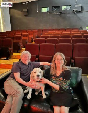 Peter Fotheringham und Suse Sohlbach mit Kino-Beagle Henry.