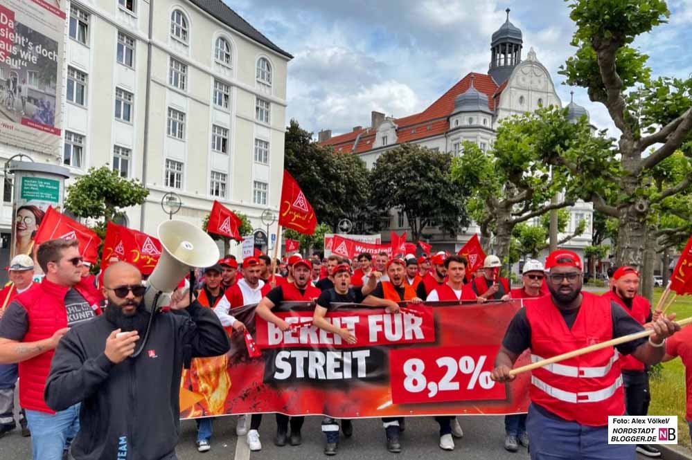 Rund 500 Beschäftigte aus der Dortmunder Eisen- und Stahlindustrie nahmen am Warnstreik teil und zogen auch um den Borsigplatz.