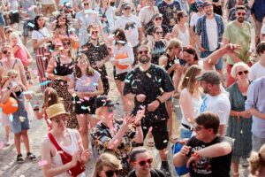 Gute Stimmung beim SommerFHestival der FH Dortmund. Anlässlich ihres 50. Jubiläums hatte die Hochschule zur Party vor dem Hochofen auf Phoenix West geladen.