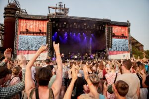 BOSSE, der Macher von zuletzt von zwei Nummer-eins-Alben gab auf der Bühne beim SommerFHestival der FH Dortmund alles.