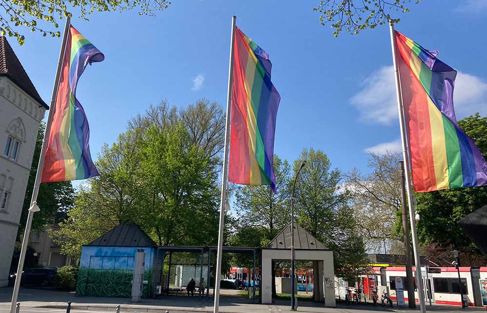 Diese Regenbogenfahnen wurden auf dem Wilhelmplatz in Dorstfeld gestohlen.