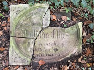 Zerbrochene Grabplatte der Mathilde Elias auf dem Ostfriedhof