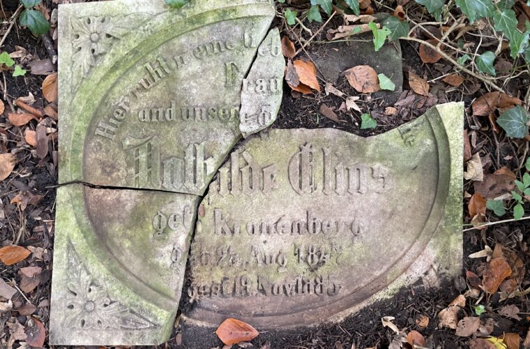 Zerbrochene Grabplatte der Mathilde Elias auf dem Ostfriedhof