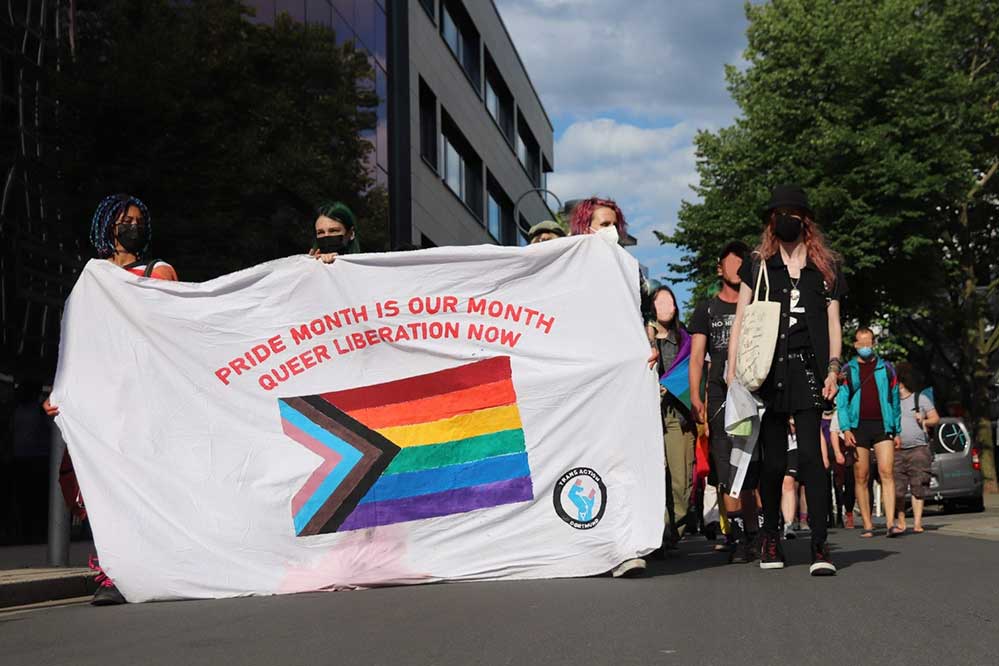 Demonstration-zum-Gedenken-an-Stonewall-Aufstand-Freiheit-zusammen-erk-mpfen-Aktivist-innen-von-TransAction-Dortmund-fordern-Solidarit-t