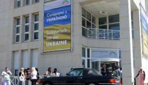 Solidarität mit der Ukraine steht an der Fassade der Auslandsgesellschaft,