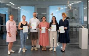 Prof. Wiebke Möhring, Prorektorin Studium der TU Dortmund, mit den Preisträger:innen.