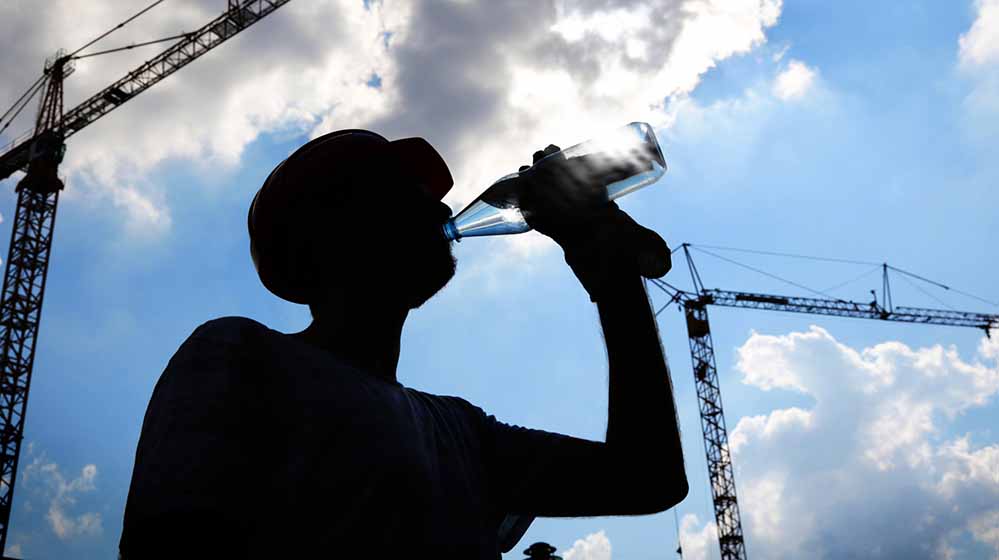 Sonnenmilch und Wasserflasche gehören genauso zum Job wie Mörtel und Maurerkelle.