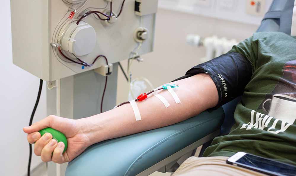 Die Blutspende des Klinikums bietet ab sofort für alle Spender:innen eine Stammzell-Typisierung an.