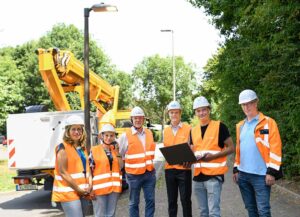 Sylvia Uehlendahl (Leiterin Tiefbauamtes), Karin Neumann (stv. Bezirksbürgermeisterin), Bodo Cirkel (technischer Leiter SPIE SAG), Peter Flosbach (Technischer Geschäftsführer DEW21), David Obenaus (Fachkoordinator Beleuchtungsmanagement DEW21) und Meinolf Pflug (Fachkoordinator Straßenbeleuchtung im Tiefbauamt).