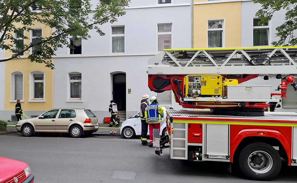 Wegen einer Vielzahl von Notrufen und den Schilderungen waren Feuerwehr und Rettungsdienst mit 45 Kräften vor Ort.