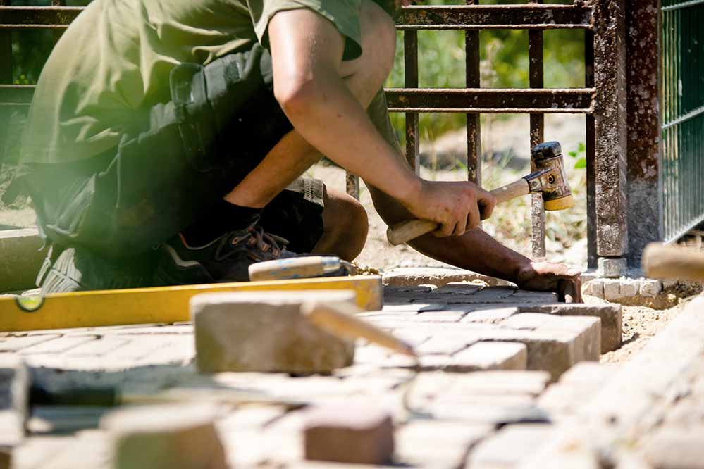 Wer Wege pflastert und Parks pflegt, bekommt ab diesem Monat mehr Geld. Die IG BAU rät allen Beschäftigten, die in Dortmund im Garten- und Landschaftsbau arbeiten, ihren nächsten Lohnzettel zu prüfen.