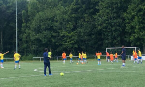 Teilnehmende Kinder und Trainer des Fußballcamps