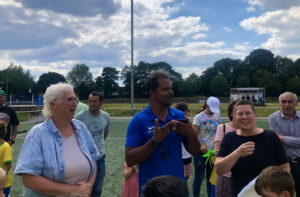 Vorstandsvorsitzende des Fördervereins Dortmund-Marten und Germania e.V. Monika Rößler, Sportdezernentin Birgit Zoerner und Geschäftsführer des "Brazilian Football Camp" Leonardo Morgado bei der Eröffnung.