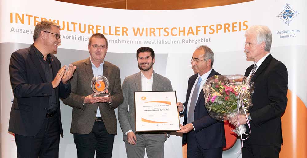 2021 gratulierten der Dortmunder OB Thomas Westphal (li.), der Geschäftsführer des Multikulturellen Forums Kenan Küçük (2.v.r.) sowie der stv. Bürgermeister von Unna, Gerhard Meyer (re.) den Preisträgern Jens und Niels Baldauf von der Karl Wolf GmbH & Co.KG (2. + 3. v.li.).