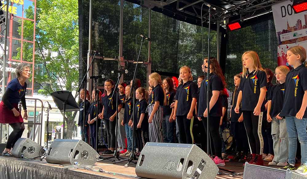 Auftritt der Singenden Rasselbande (ein Kinderchor der Musikschule Dortmund) bei Dortbunt mit Chorleiterin Susanne Pritz.