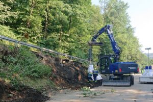 THW-Helfer:innen führen Sicherungsarbeiten an einer Böschung in Altena durch.