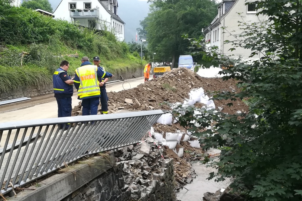 THW-Helfer besprechen das weitere Vorgehen an einer Einsatzstelle in Altena.