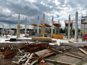 Auf mehr als 400 Pfählen steht der Neubau.