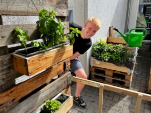 Phillipp Schlüter im kleinen Urban Gardeding-Bereich, der ausgebaut werden soll. Es ist eines von vielen Angeboten.