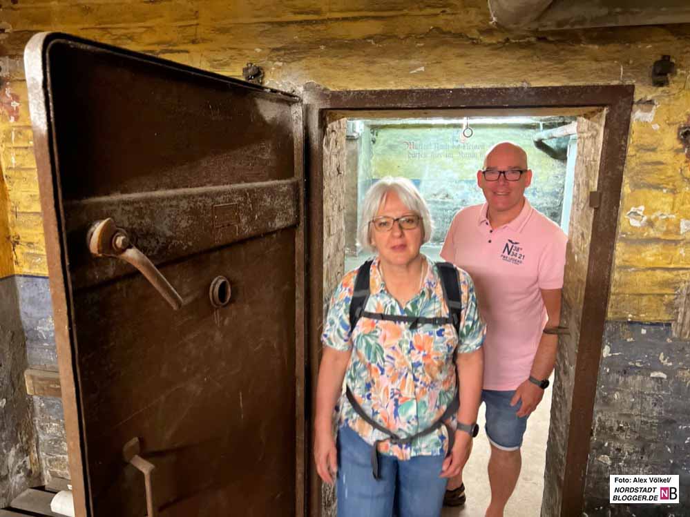 Yolande und Dick van Boven auf Spurensuche in Dortmund - hier beim Besuch des alten Bunkers unter dem Depot.