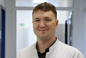 Patrick Kruczek ist Assistenzarzt im Institut für Transfusionsmedizin des Klinikums Dortmund. 
