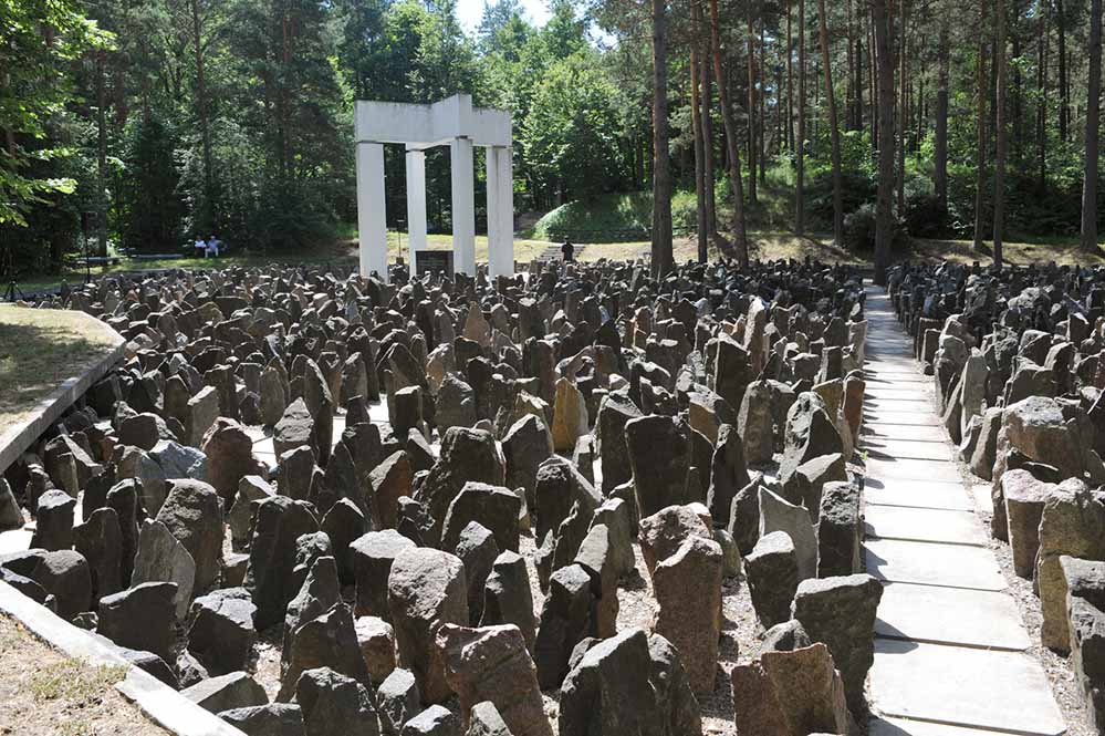 Das Foto zeigt die Gräber- und Gedenkstätte Bikernieki in der lettischen Hauptstadt Riga.