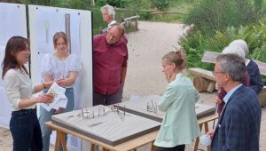 Im Botanischen Garten Rombergpark stellten Studierende ihre Ideen und Planungen für eine Stegkonstruktion in der Moor-Heidelandschaft vor.