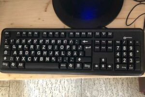 Die Tastatur mit den großen Tasten kann von den Senior:innen gut bedient werden.