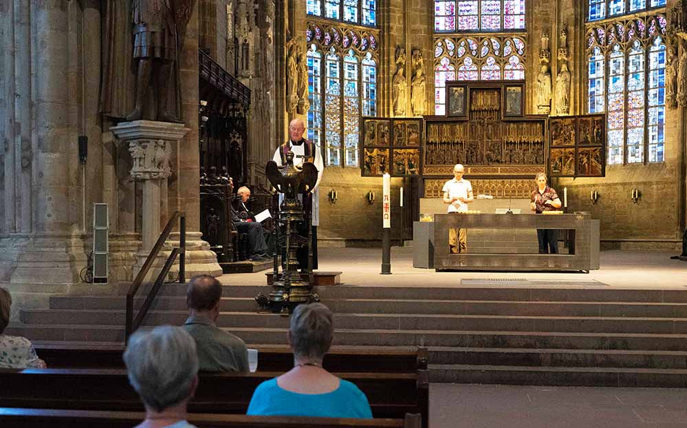 Ökumenischer Gottesdienst für Unbedachte in der Evangelischen Stadtkirche St. Reinoldi (v.l.): Im Wechsel verlasen Pfarrer Ansgar Schocke (Bild), Oberbürgermeister Thomas Westphal und Pfarrer Michael Küstermann die Namen und das Alter der einhundert Verstorbenen. Stephanie Faulhaber-Manns und Uwe Schrader (im Hintergrund) entzündeten am Altar je eine Kerze für jede und jeden von ihnen.