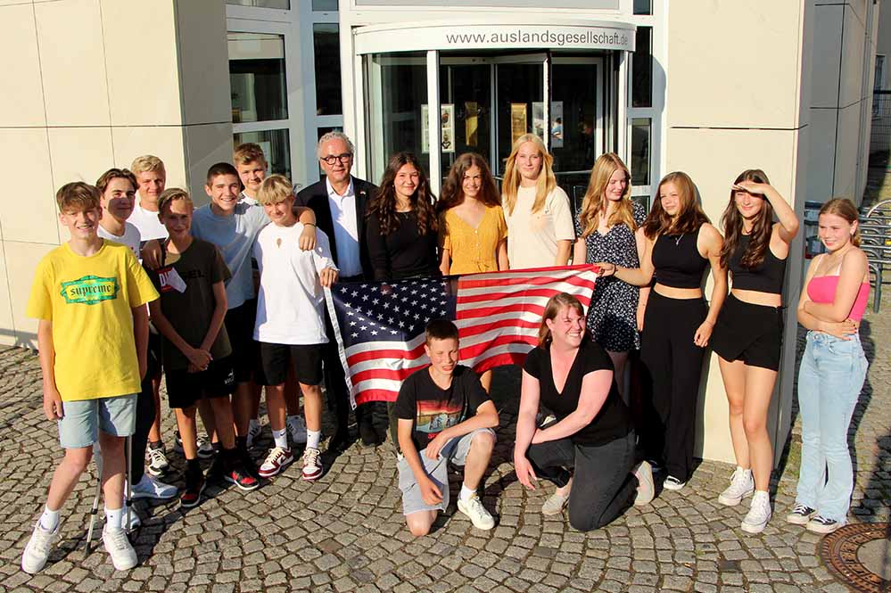 Das letzte Treffen der Jugendlichen mit Mitarbeiterin Norena Kunter und Klaus Wegener (Präsident) in der Auslandsgesellschaft.