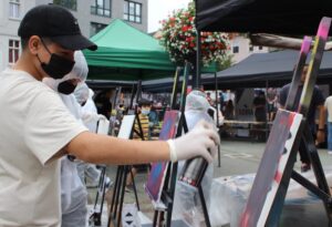 Die Schüler:innen tobten sich am Graffiti-Stand künstlerisch aus.