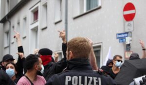 Auf Höhe der Wörthstraße Ecke Emscherstraße bestand erstmals Blickkontakt der Demonstrant:innen des linken und des rechten Spektrums.