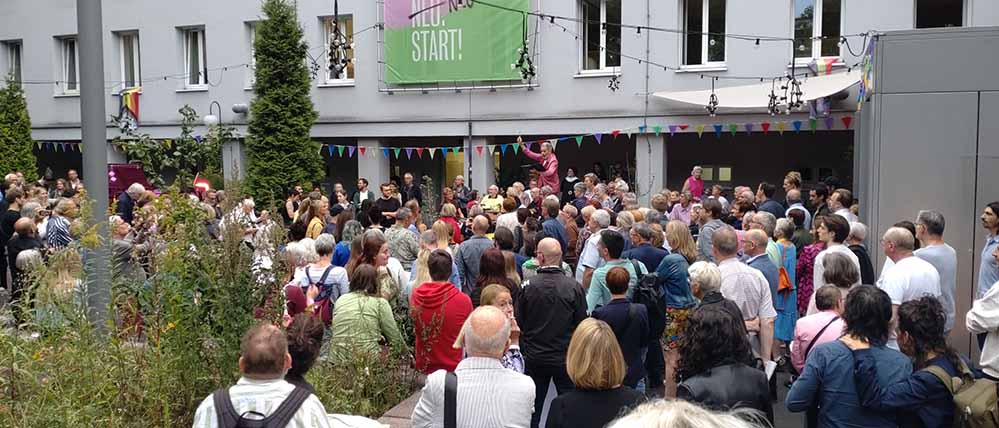 Los ging es auf dem Vorplatz des Schauspielhauses mit dem Sprechchor unter der Leitung von Ekkehard Freye.