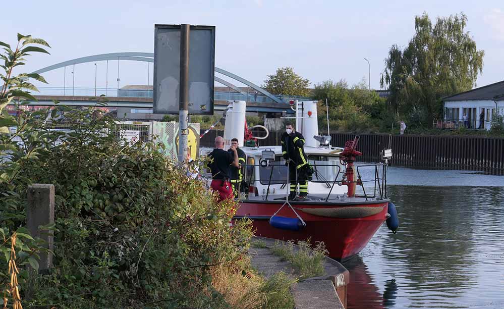Auch mit einem Löschboot der Dortmunder Feuerwehr Dortmund wurde die vermisste Person gesucht. 
