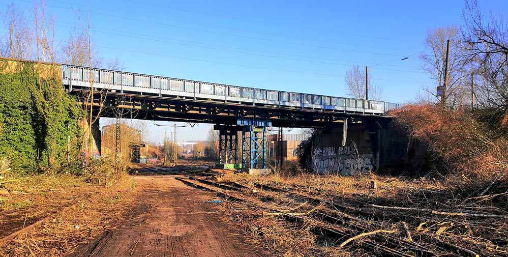 Der Neubau der reaktivierten Gleistrasse soll 2025 umgesetzt werden, sodass ein Abbruch der Brücke bis dahin erfolgt sein muss. Der Brückenneubau soll in den Jahren 2025 bis 2026 erfolgen.