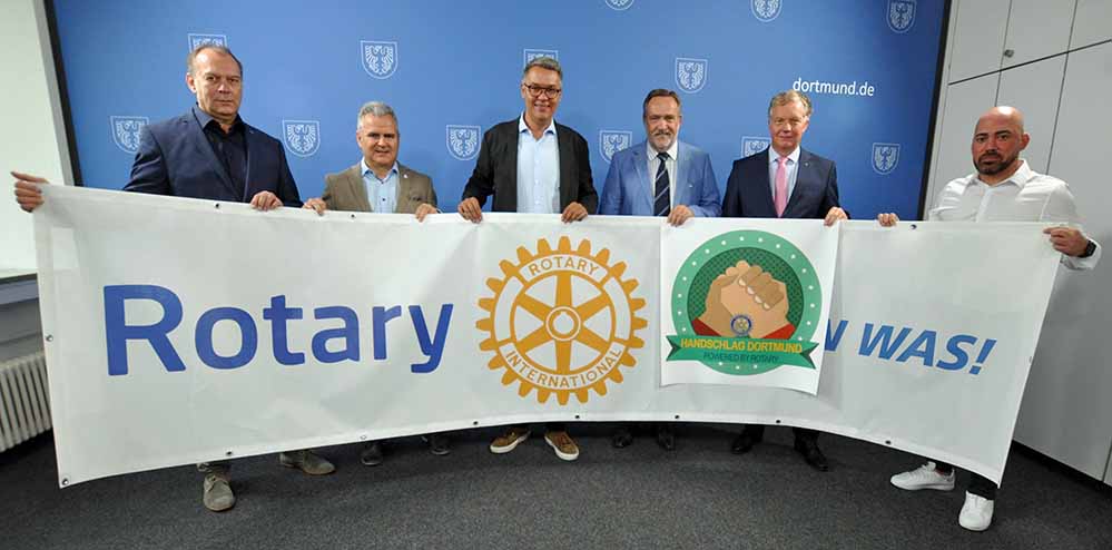 Freuen sich über das Projekt „Handschlag Dortmund“: Dieter Sawatzki, Geschäftsführer Sawatzki Mühlenbruch GmbH aus Essen, Thomas Franke, Rotary-Club Dortmund-Neutor, Dortmunds Oberbürgermeister Thomas Westphal, Wolfgang Scharf, Rotary-Club Dortmund-Westentor und Projektverantwortlicher für Projekt Handschlag in Dortmund, Ralf Birkendahl, Rotary-Club Dortmund-Westentor, Vertreter der fünf Dortmunder Rotary-Clubs und Unterzeichner des Vertrags und Birim Karaustaoglu, Programmierer der Software, Mitarbeiter Sawatzki Mühlenbruch GmbH. Leider kurzfristig verhindert war Kay Mühlenbruch vom Rotary-Club Essen-Süd, der das Projekt gegründet hat.