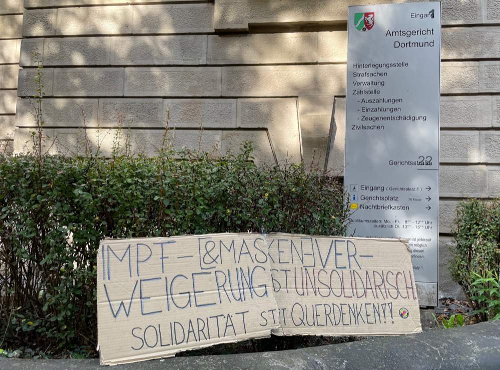 Vor der Eingang eins des Amtsgerichts Dortmund versammelten sich während der Gerichtsverhandlung etwa fünfzehn Personen, um den Beschuldigten Gregor H. zu unterstützen.