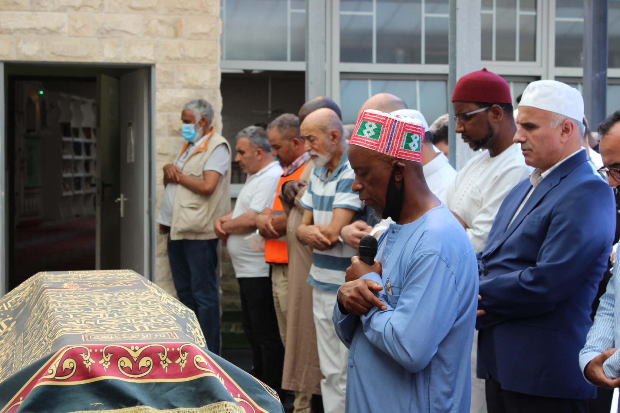 Emotionales Totengebet für Mouhamed D. in der Abu-Bakr-Moschee in der ...