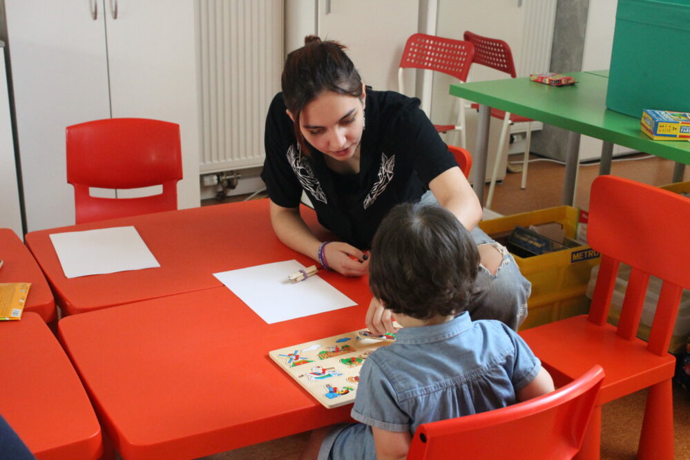 Yulija Yarova (TU-Studentin), spielt in den Räumlichkeiten der KSF Vita mit einem der ukrainischen Kinder.