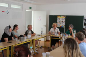 Valentina Grebenûk und Olga Rensch-Wetzel beantworten die Fragen der Frauen.