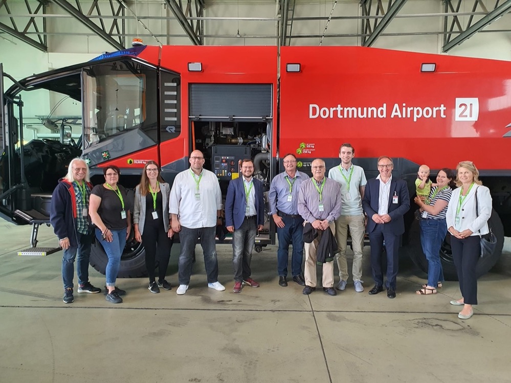 "SPD-Ratsfraktion zu Gast am Flughafen Dortmund – SPD-Ratsfraktion will sich weiterhin für den langfristigen Erhalt des Flughafens einsetzen „Der Dortmunder Flughafen ist ein wesentlicher Faktor für den Dortmunder Wirtschaftsstandort. Als SPD-Fraktion wollen wir uns daher weiterhin aktiv für den Erhalt des Dortmunder Flughafens einsetzen“, kommentiert die Vorsitzende der SPD-Ratsfraktion, Carla Neumann-Lieven, den Besuch der SPD-Ratsfraktion Dortmund am Dortmunder Flughafen. Bei dem Besuchstermin ging es inhaltlich auch um die Zukunft des Dortmunder Flughafens, nachdem der Rat der Stadt Dortmund im vergangenen Jahr gegen die Stimmen der SPD-Fraktion die Verwaltung beauftragt hatte, mögliche Nachfolgeszenarien für die Wertschöpfung auf der Fläche des Dortmunder Flughafens zu entwickeln. Diese Zukunftsszenarien zeigen aber, dass die Fläche kurz- und mittelfristig nicht für alternative Nutzungen zur Verfügung steht. Zudem sei es sehr unwahrscheinlich, dass der Fall einer nötigen Nachnutzung eintritt, da sich die wirtschaftlichen Zahlen des Flughafens sehr gut entwickeln und der Flughafen die Defizit-Vorgaben der EU ab 2023 sehr wahrscheinlich einhalten wird. Der Flughafen Dortmund war 2019 mit 2.719.563 Passagieren der drittgrößte Flughafen in NRW. Der Flughafen hat insbesondere in den vergangenen Jahren eine positive Entwicklung genommen, auch wenn die Fluggastzahlen für die Jahre 2020 und 2021 bedingt durch die Corona-Pandemie geringer ausfallen, sich in der diesjährigen Erholungsphase aber deutlich besser entwickeln als die Passagierzahlen von vergleichbaren Flughäfen. Die Studie des Instituts für Verkehrswissenschaft Münster zu den Regionalwirtschaftlichen Effekten des Flughafens hat festgestellt, dass im Jahr 2018 deutschlandweit 6.550 Erwerbstätige vom Dortmunder Flughafen abhängig waren und hiervon 3.665 Menschen in der Flughafenregion leben. 1.231 Menschen arbeiten zurzeit am Flughafen. Entsprechend stellt der Flughafen einen wesentlichen Faktor für den Wirtschaftsstandort am Oberzentrum Dortmund dar. „Die wirtschaftlichen Zahlen zeigen, dass Gedankenspiele über eine mögliche Nachnutzung des Flughafengeländes überflüssig sind. Solche Gedankenspiele führen nur zu einer Verunsicherung der Mitarbeiter*innen des Flughafens, einer Erschwerung der Arbeit des Flughafens und stellen ein negatives Signal für den Wirtschaftsstandort Dortmund dar. Daher stehen wir als SPD-Fraktion weiterhin hinter dem Flughafen und werden uns den Gedankenspielen über eine Nachnutzung entgegenstellen und uns weiterhin für den dauerhaften Erhalten des Flughafens aussprechen“, erklärt Carla Neumann-Lieven abschließend.