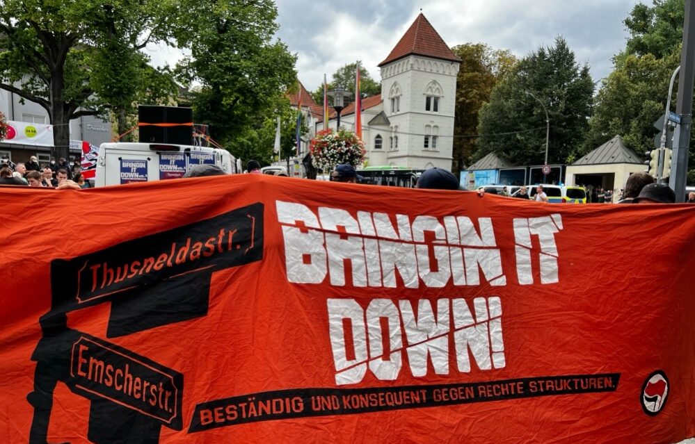 Rund 240 Antifaschist:innen demonstrierten auf dem Wilhelmplatz in Dorstfeld gegen den Mythos Nazi-Kiez.