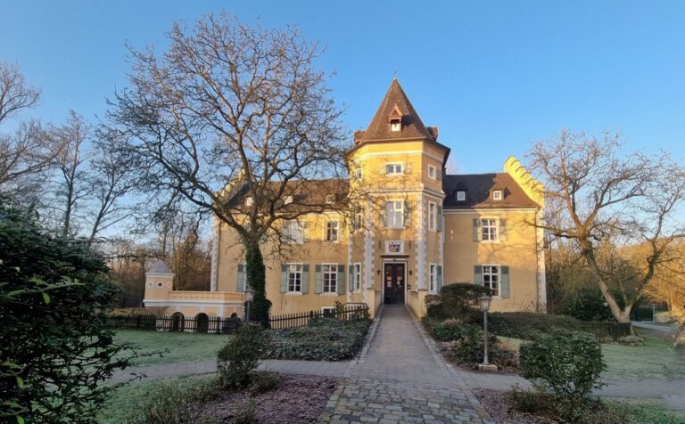 Im Rahmen der anmeldepflichtigen Bustour „Schlössertour zu den adligen Landsitzen“ wird unter anderem das Haus Westhusen besucht.