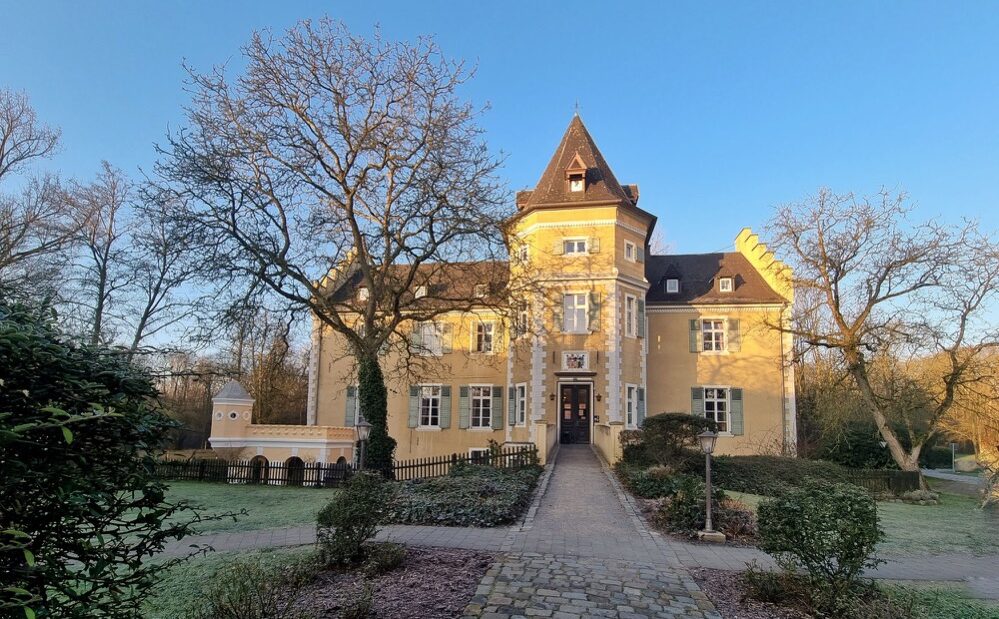 Im Rahmen der anmeldepflichtigen Bustour „Schlössertour zu den adligen Landsitzen“ wird unter anderem das Haus Westhusen besucht.