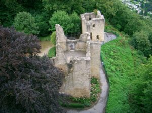  Die Stadtarchäolog*innen Ingmar Luther und Sandra Grunwald werden den zahlreichen (Kultur-)Spuren auf der Hohensyburg nachgehen.