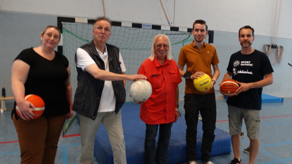 Attraktives Ferienprogramm für Kinder in Hörde Die SPD-Ratsfraktion hat in Hörde das Ferienangebot des TV Einigkeit Dortmund Barop am Goethe-Gymasium besucht. Unter dem Dach des StadtSportBundes Dortmund und der Aktion „Sport vernetzt“, können Kinder aus Hörde in den ersten beiden Ferienwochen kostenlos an attraktiven Sport- und Freizeitmöglichkeiten teilnehmen. „Ein solches hochwertiges Sport- und Bewegungsangebot ist wichtig und entlastet die Familien. In bekannter Umgebung vor der Haustür können sich die Kinder austoben und die Ferien genießen!“, zeigt sich Fabian Erstfeld, stellvertretender Vorsitzender der SPD-Ratsfraktion und Mitglied im Schulausschuss, begeistert von dem Angebot. „Das ehrenamtliche Engagement des Vereins TV Einigkeit Dortmund Barop, der die Aktion durchführt, ist großartig. Dabei wissen wir als Kommunalpolitiker aus eigener Erfahrung, dass ein Ehrenamt auch sehr viel Zeit in Anspruch nimmt. Wir wollen weitere Aktionen für Sport und Bewegung im Alltag fördern. Und genau das Gleiche gilt auch für die Unterstützung und Wertschätzung des Ehrenamtes“, ergänzt der kinder- und jugendpolitische Sprecher der SPD-Ratsfraktion Uwe Kaminski. „Das Angebot war in diesem Jahr durch die Corona-Hilfen der Bundesregierung für den Sport kostenlos und hat die strapazierten Geldbeutel der Familien nicht noch zusätzlich belastet. Leider laufen diese Mittel aus und es ist derzeit nicht klar, ob auch in den Herbstferien kostenlose Angebote durchgeführt werden können. Hier sehen wir dringenden Handlungsbedarf“, so Uwe Kaminski abschließend. v.l.n.r.: Lydia Brinkmann, StadtSportBund Dortmund e.V., Bernhard Klösel, Uwe Kaminiski und Fabian Erstfeld (alle SPD-Ratsfraktion Dortmund), Christian Podszuk, TV Einigkeit Dortmund-Barop